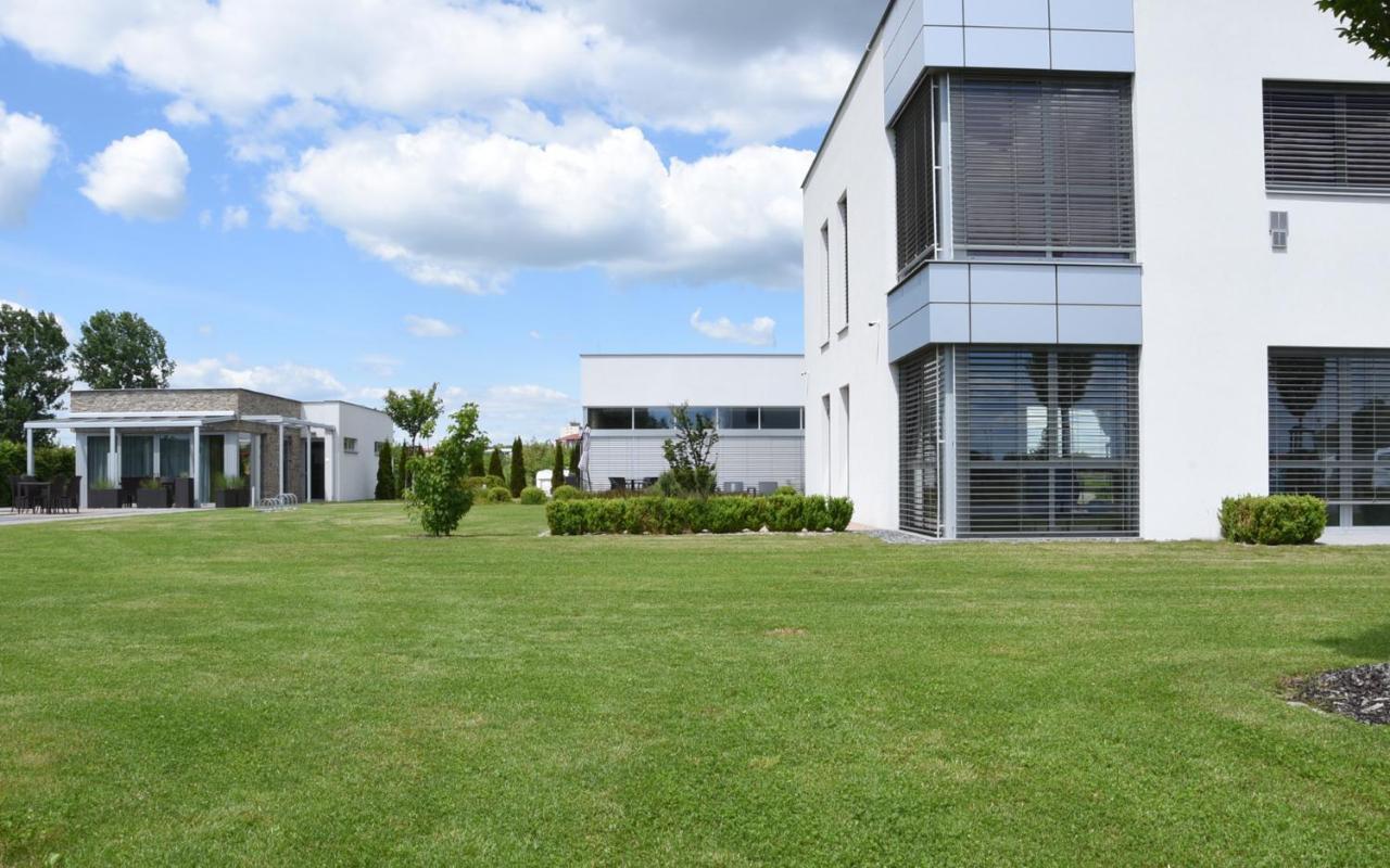 Hotel Harmony Medical & Wellness-Free Parking, 1,8Km From The Center Kromeriz Luaran gambar