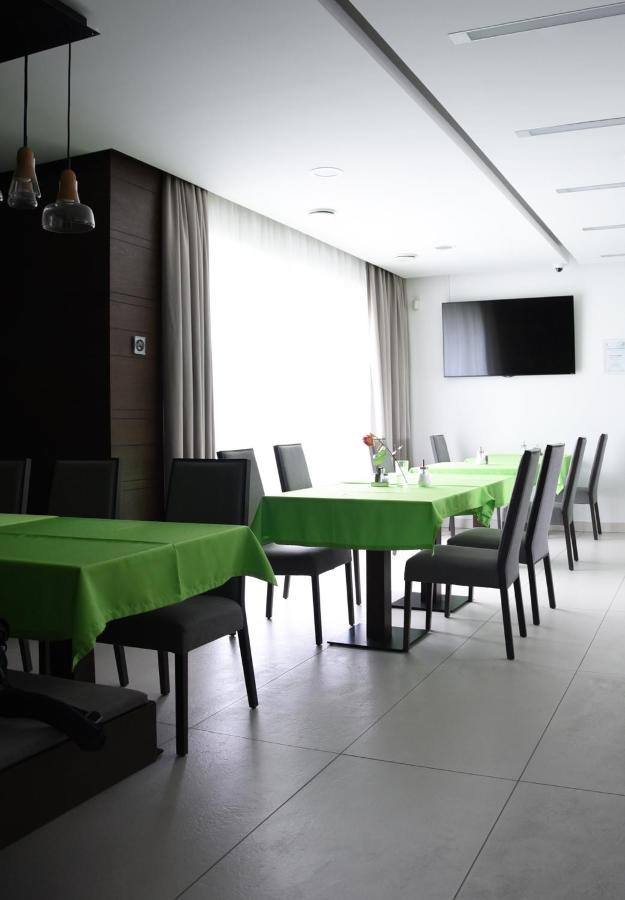 Hotel Harmony Medical & Wellness-Free Parking, 1,8Km From The Center Kromeriz Luaran gambar